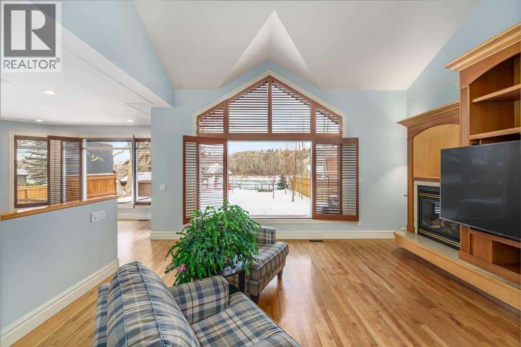 6002 Bow Crescent NW — Calgary, Alberta - Photo 5 of 46