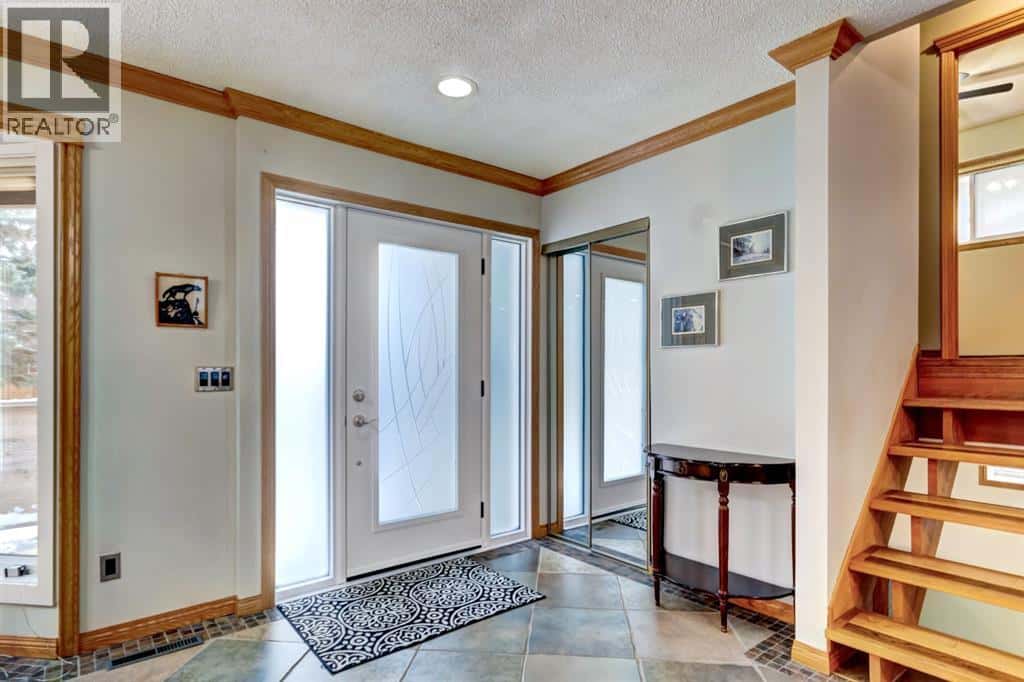 1408 106 Avenue SW — Calgary, Alberta - Photo 3 of 31