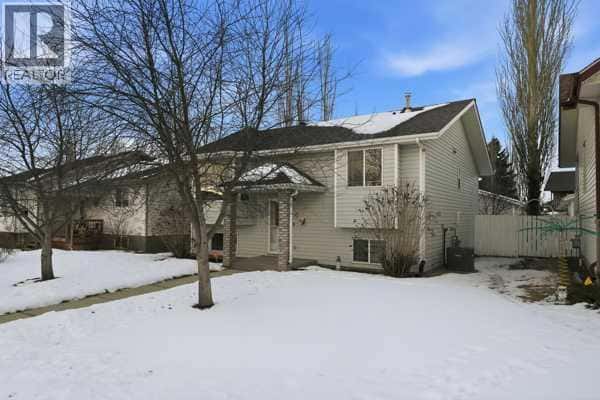 72 Dempsey Street — Red Deer, Alberta - Photo 3 of 35