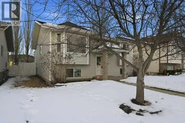 72 Dempsey Street — Red Deer, Alberta - Photo 4 of 35