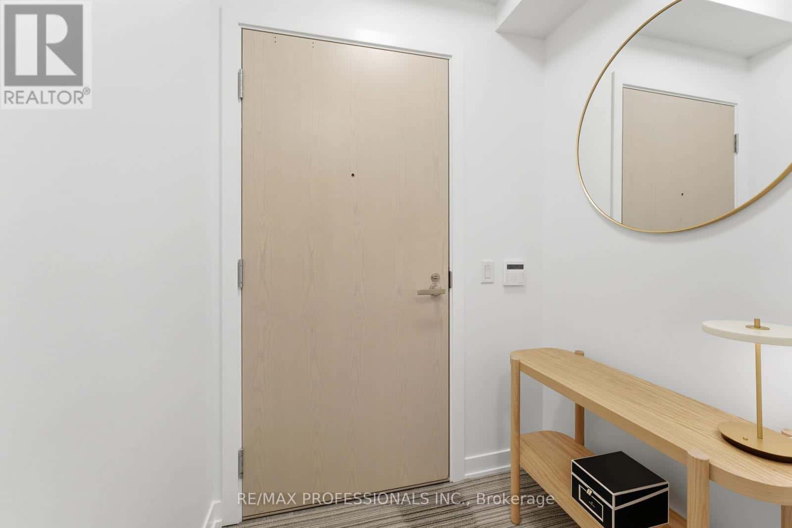 2005 - 55 COOPER STREET — Toronto (Waterfront Communities), Ontario - Photo 2 of 45