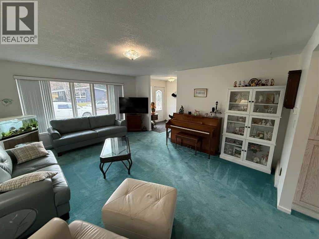 104 Mistaya Road — Hinton, Alberta - Photo 3 of 30