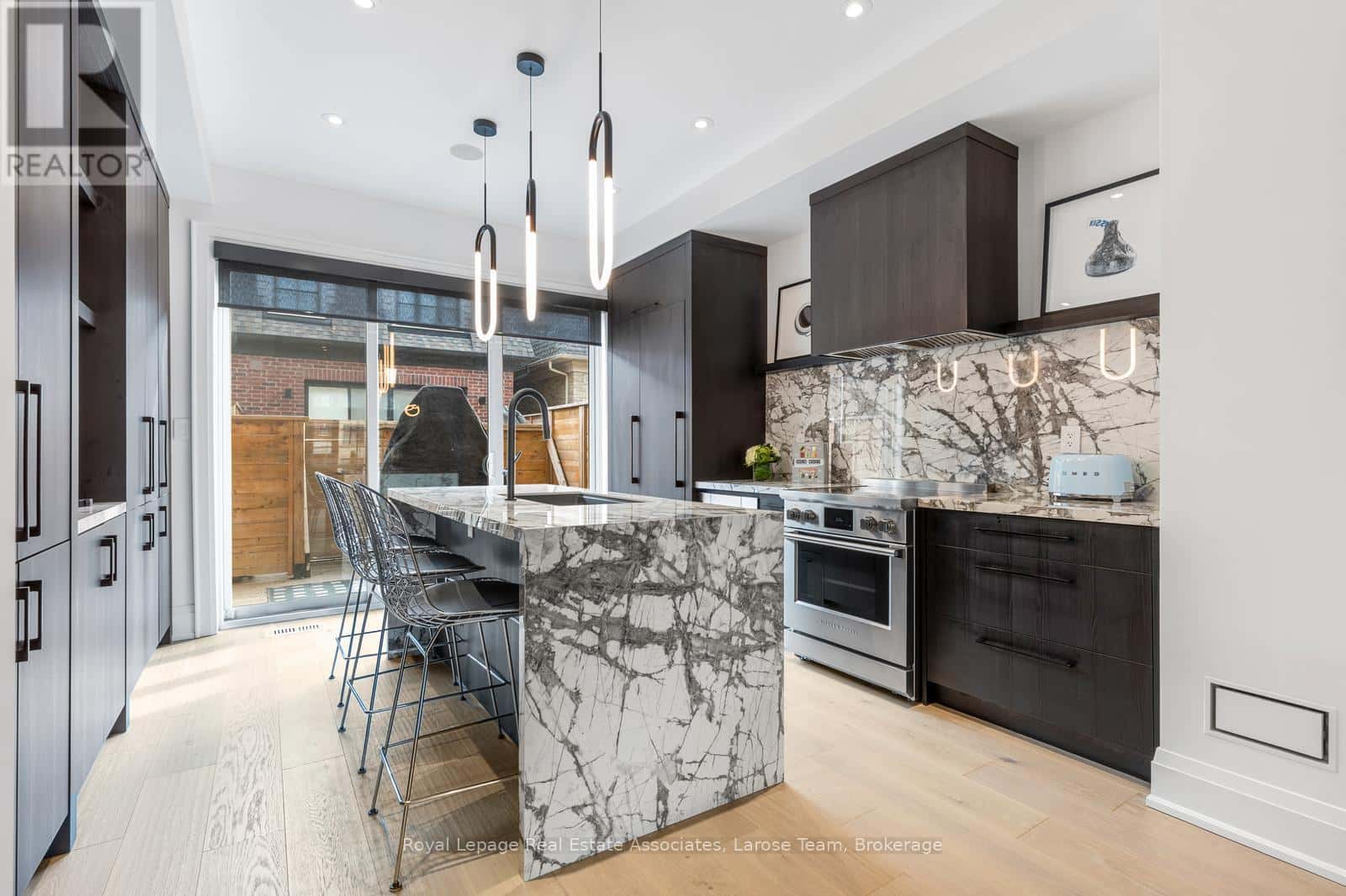 24 - 10 LUNAR CRESCENT — Mississauga (Streetsville), Ontario - Photo 2 of 29