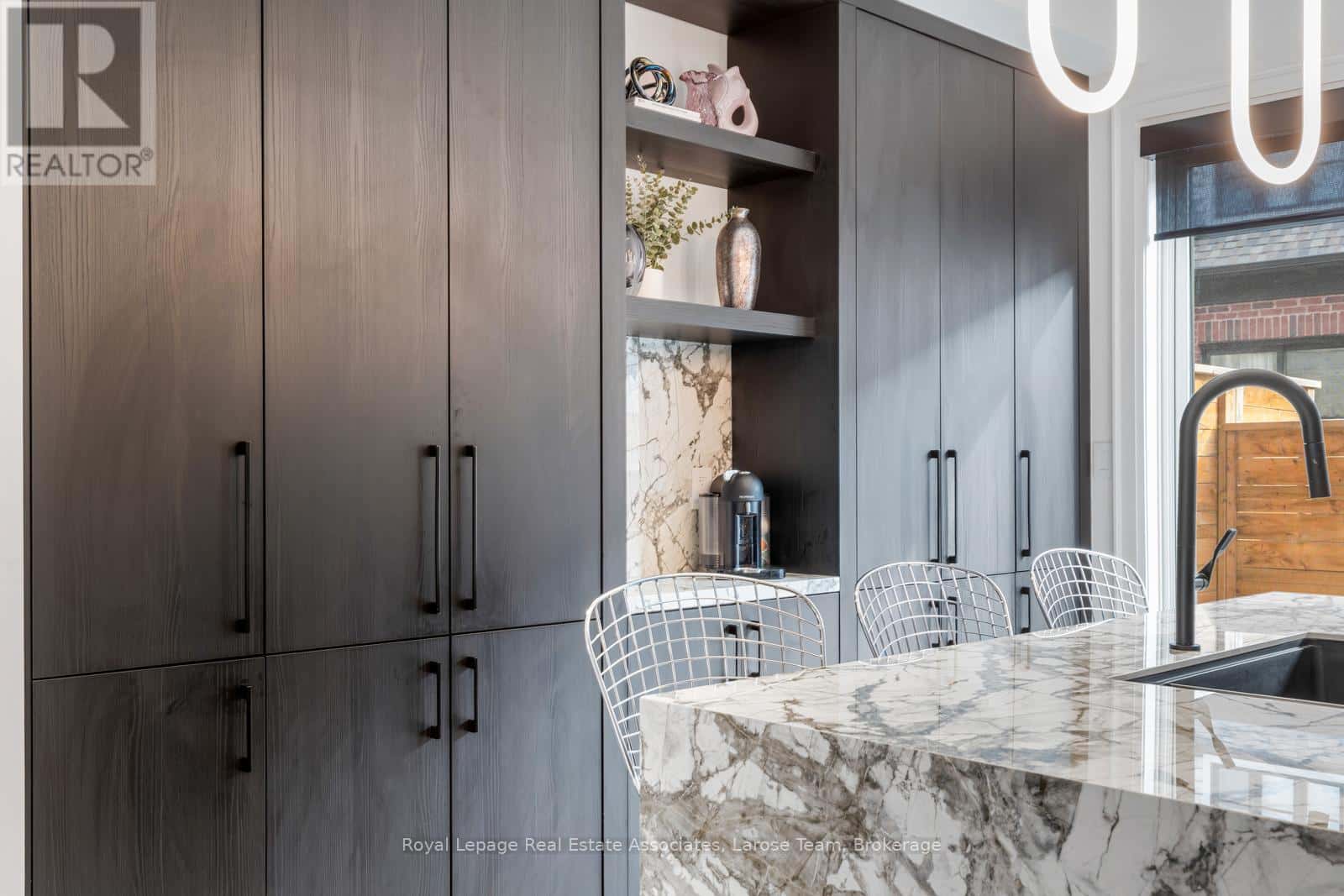 24 - 10 LUNAR CRESCENT — Mississauga (Streetsville), Ontario - Photo 4 of 29