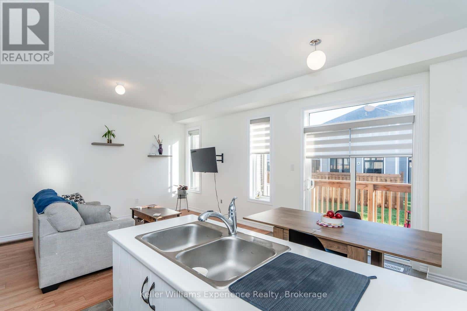 12 DURHAM AVENUE — Barrie, Ontario - Photo 5 of 16