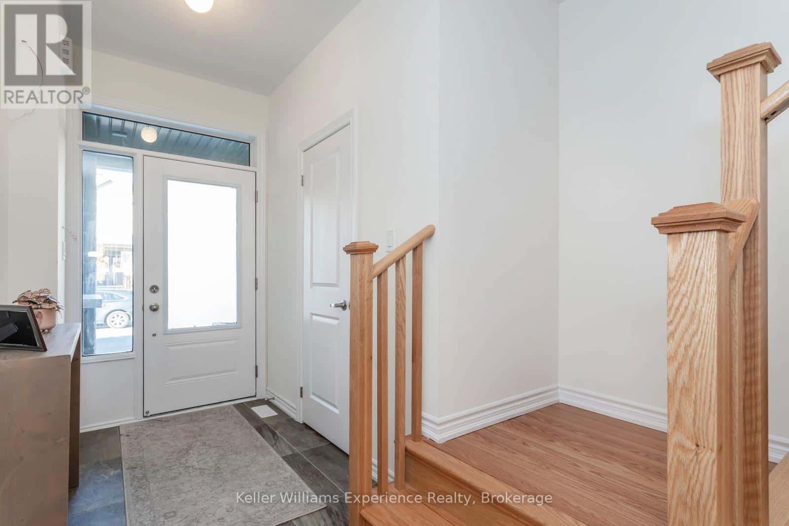 12 DURHAM AVENUE — Barrie, Ontario - Photo 3 of 16