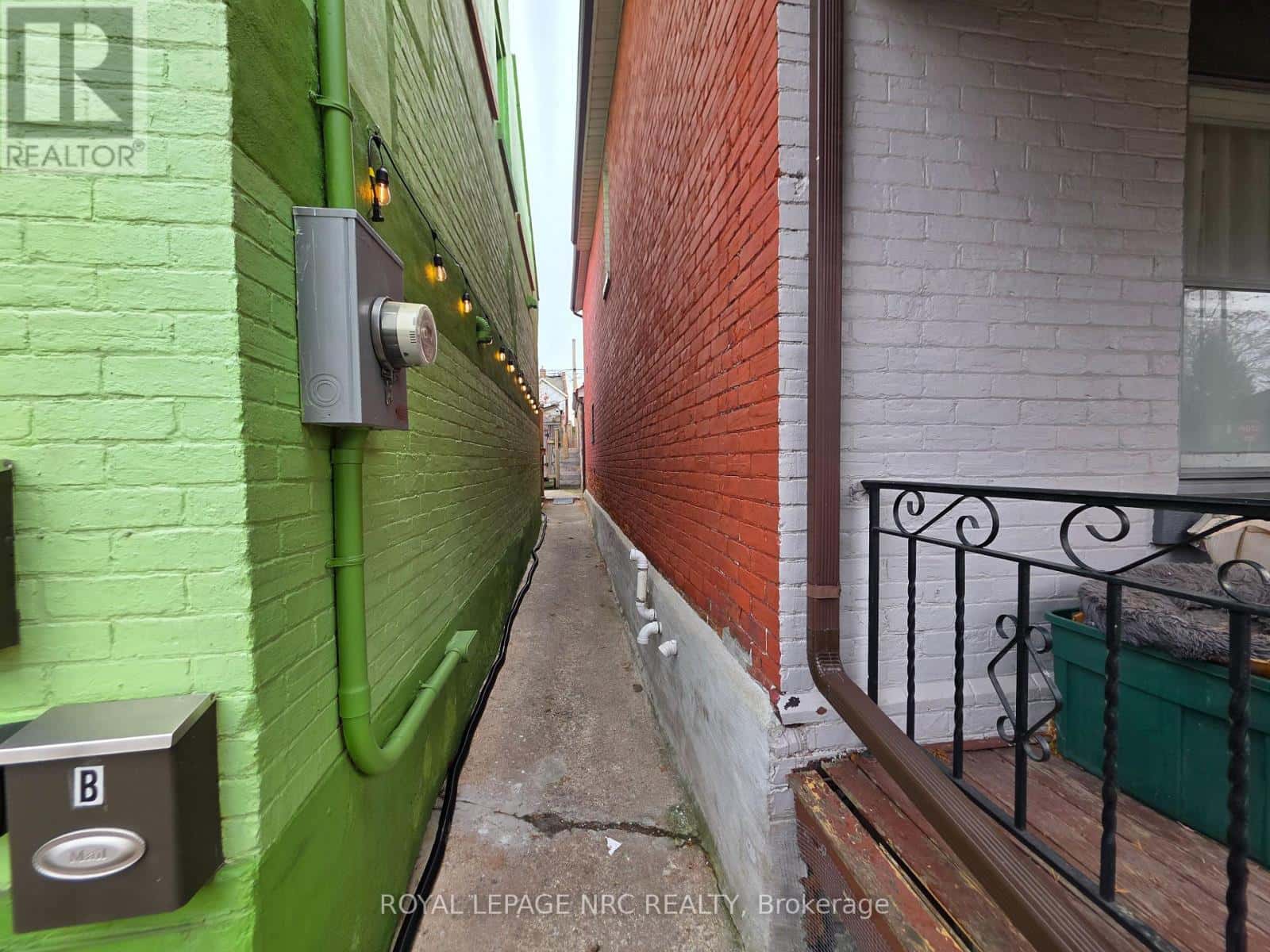 220 EMERALD STREET N — Hamilton (Landsdale), Ontario - Photo 3 of 23