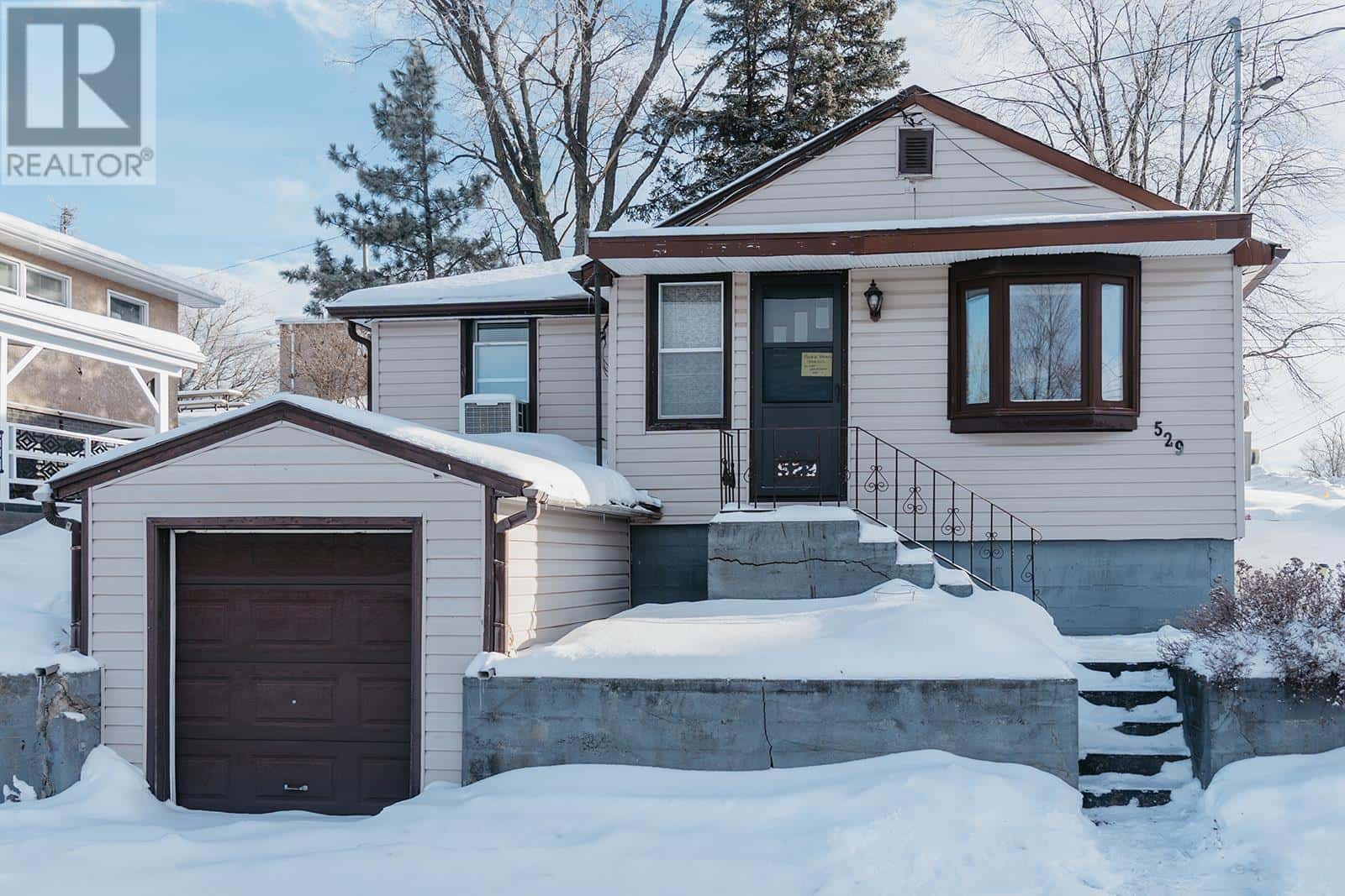 529 Fourth AVE S — Kenora, Ontario - Photo 2 of 28