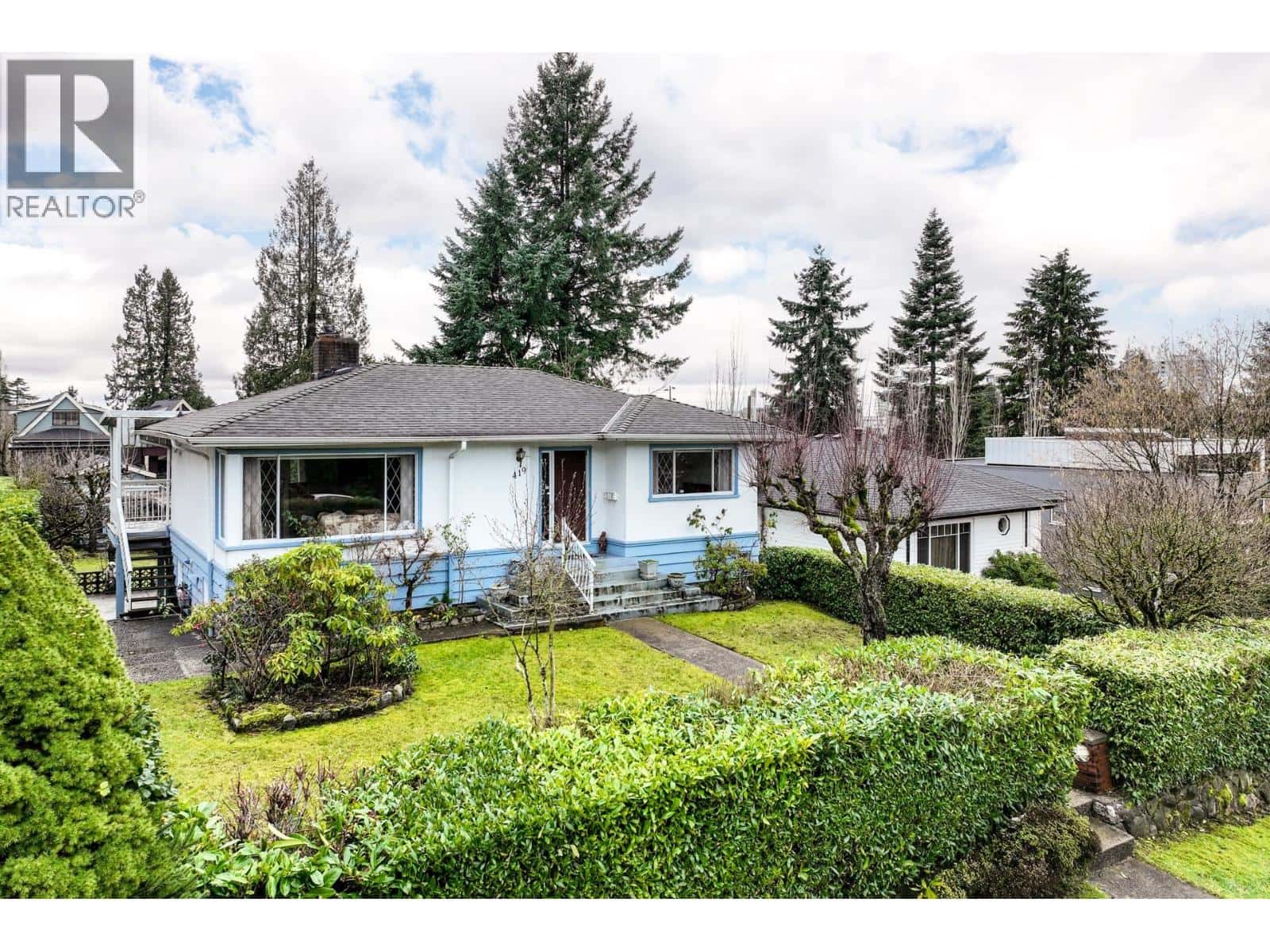 419 E 17TH STREET — North Vancouver, British Columbia - Photo 2 of 33