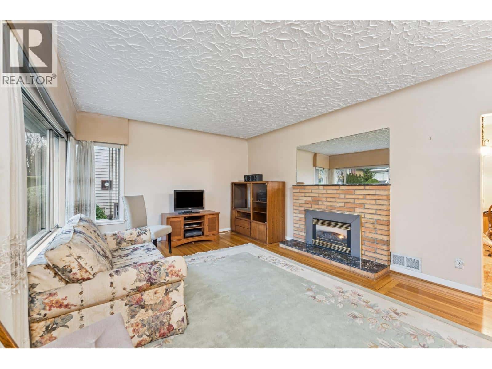 419 E 17TH STREET — North Vancouver, British Columbia - Photo 3 of 33