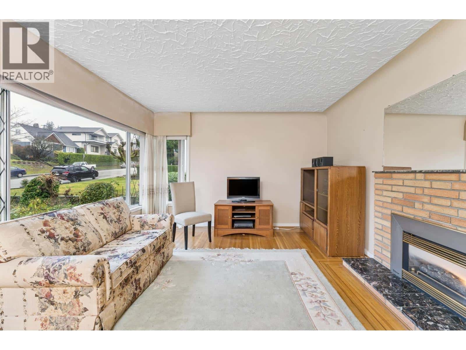 419 E 17TH STREET — North Vancouver, British Columbia - Photo 4 of 33