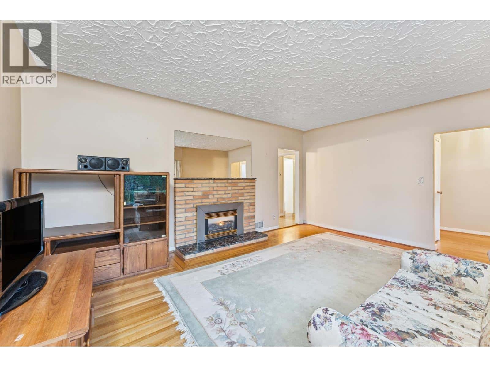 419 E 17TH STREET — North Vancouver, British Columbia - Photo 5 of 33