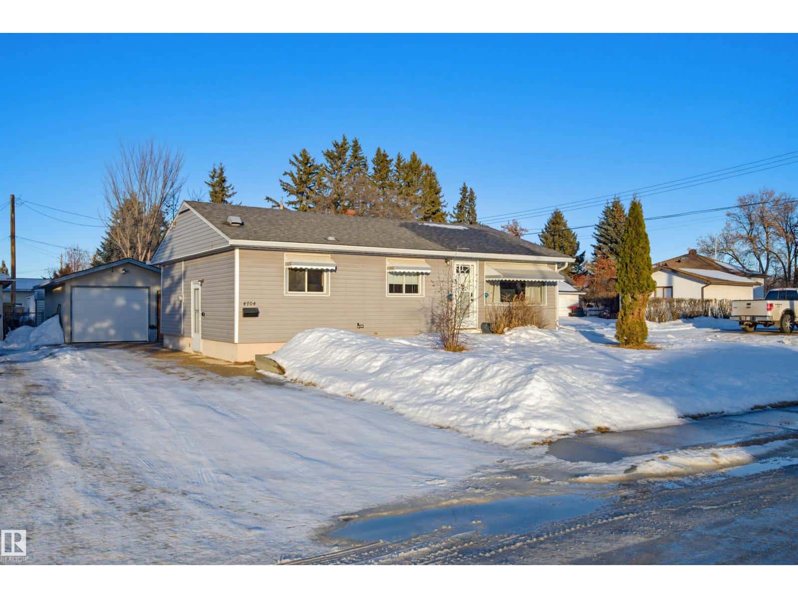 4704 54 AV — Wetaskiwin, Alberta - Photo 2 of 37