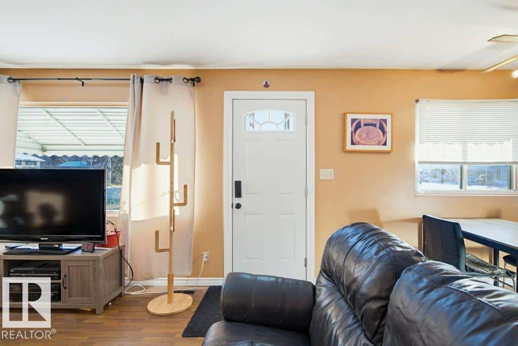 4704 54 AV — Wetaskiwin, Alberta - Photo 4 of 37