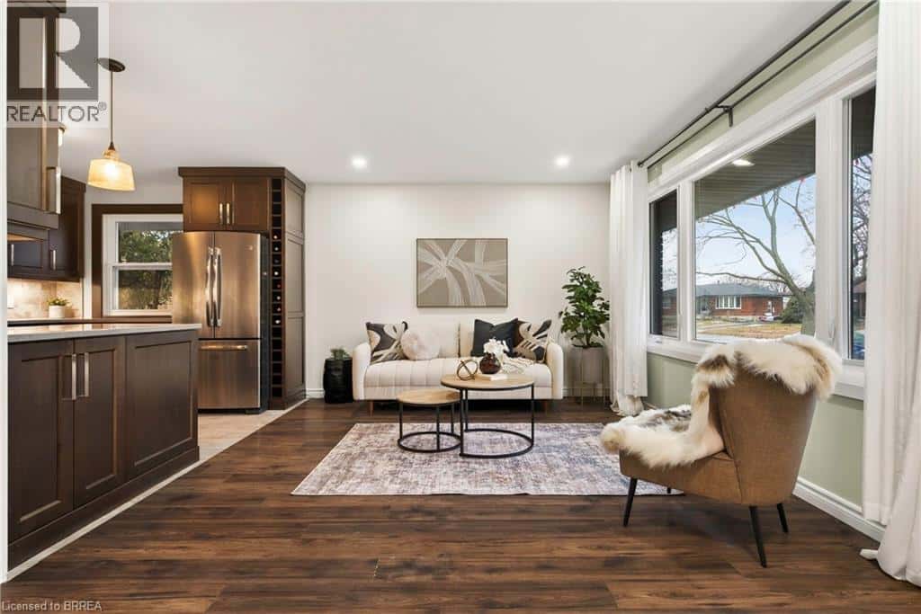 43 BLUERIDGE Crescent — Brantford, Ontario - Photo 4 of 29