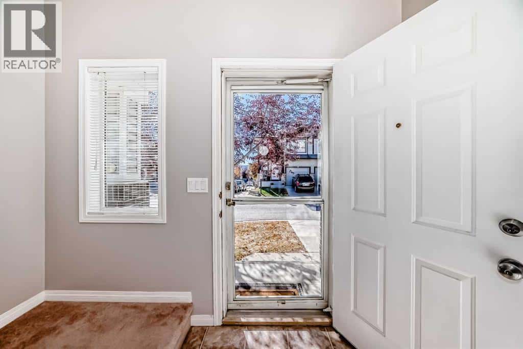 95 Hidden Creek Rise NW — Calgary, Alberta - Photo 2 of 43