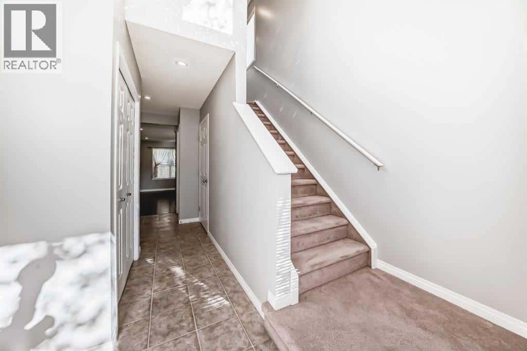 95 Hidden Creek Rise NW — Calgary, Alberta - Photo 3 of 43