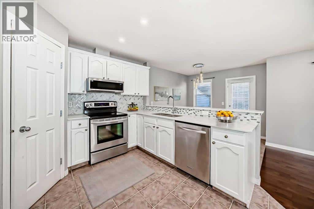 95 Hidden Creek Rise NW — Calgary, Alberta - Photo 4 of 43