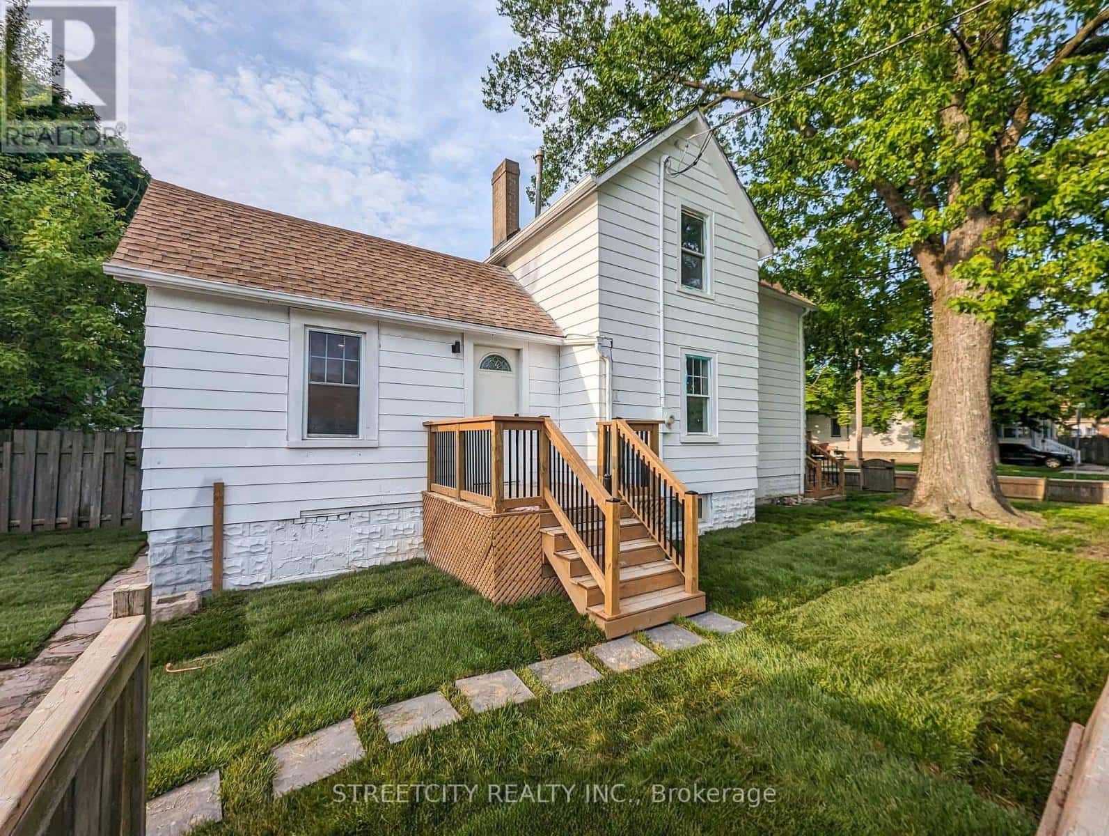 137 PROCTOR STREET — Sarnia, Ontario - Photo 2 of 36