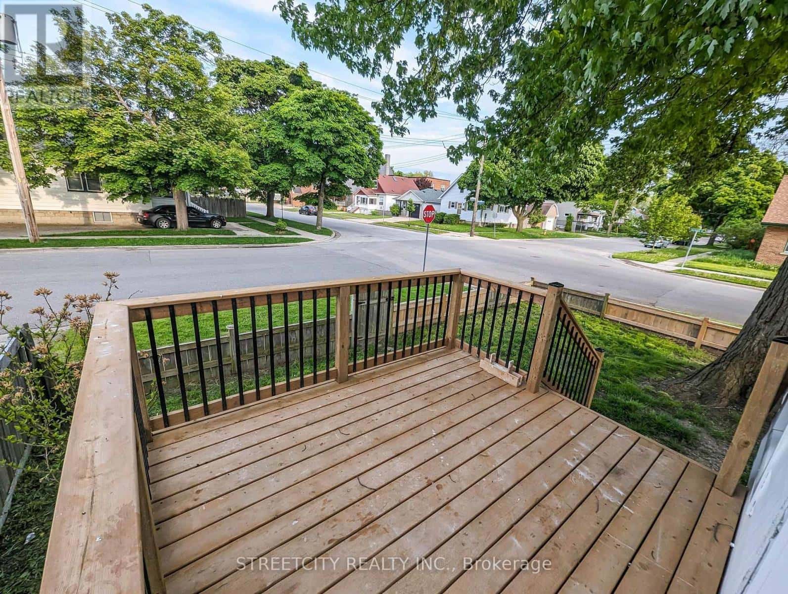 137 PROCTOR STREET — Sarnia, Ontario - Photo 3 of 36