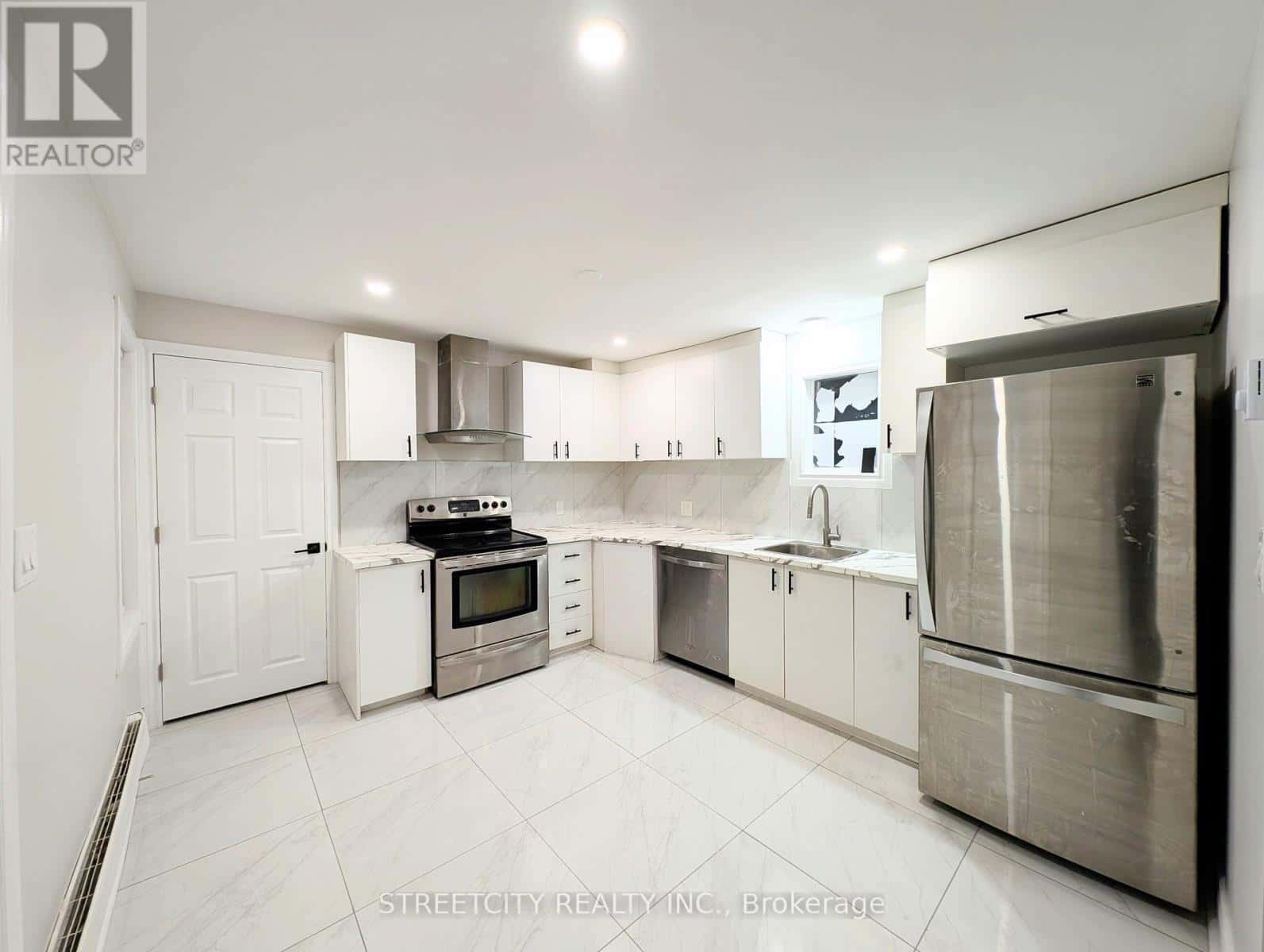 137 PROCTOR STREET — Sarnia, Ontario - Photo 4 of 36