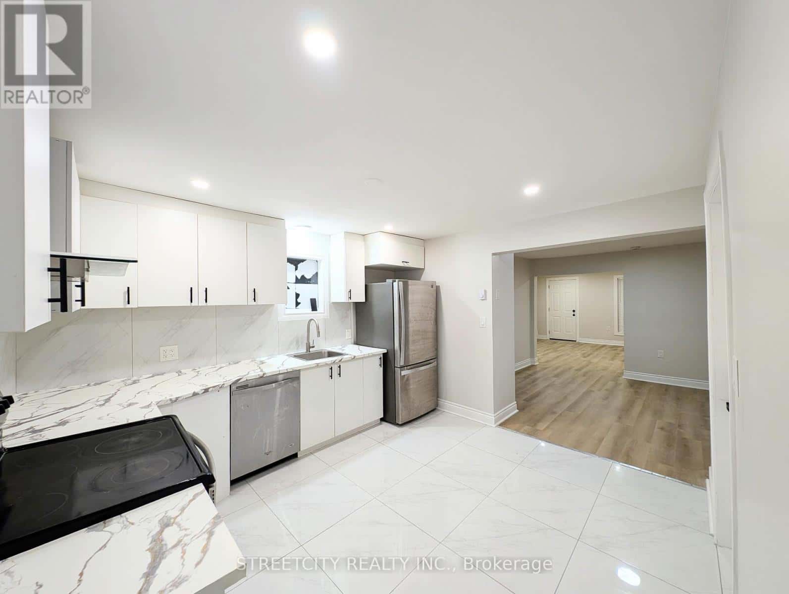 137 PROCTOR STREET — Sarnia, Ontario - Photo 5 of 36