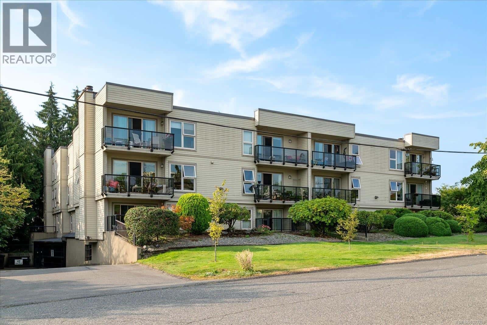 308 160 Vancouver Ave — Nanaimo, British Columbia - Photo 2 of 47