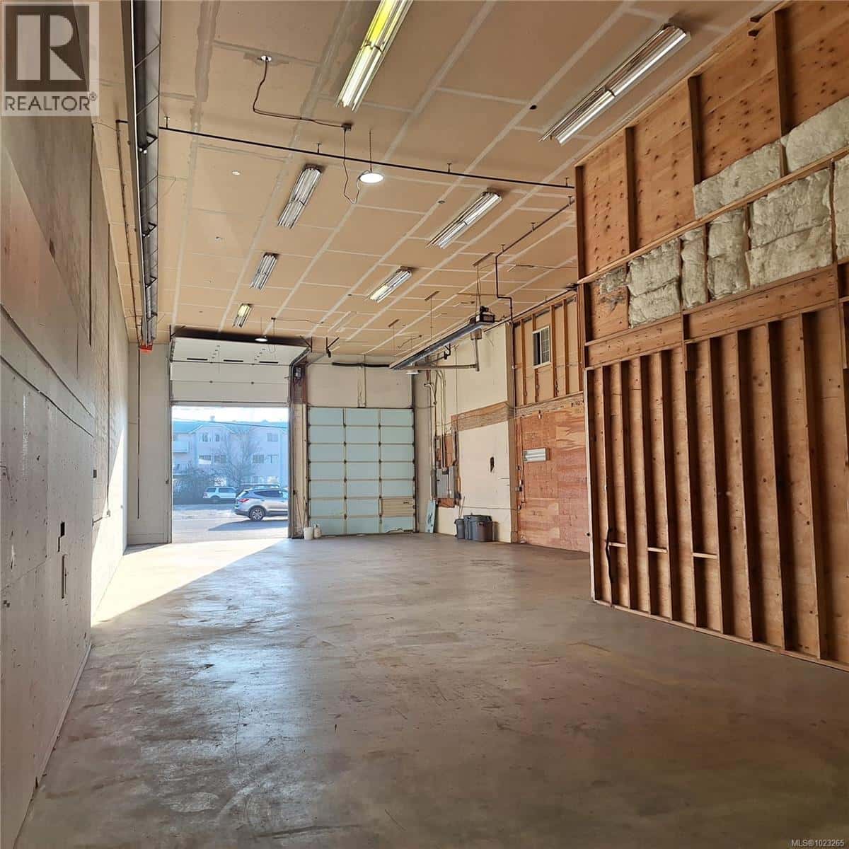 3043 Barons Rd — Nanaimo, British Columbia - Photo 2 of 17