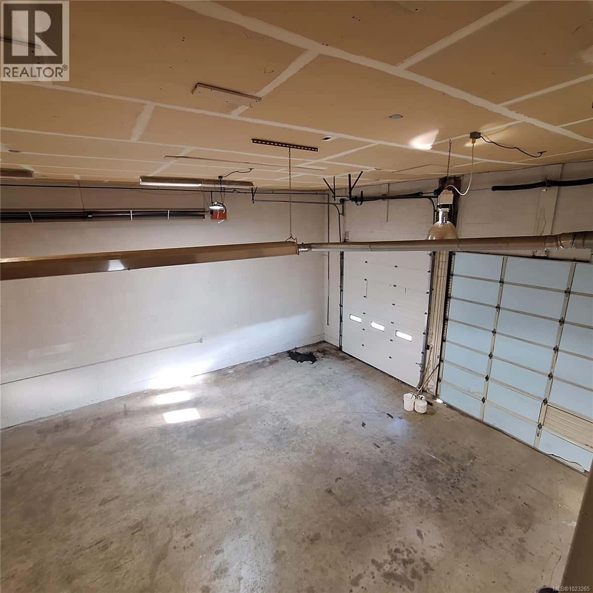 3043 Barons Rd — Nanaimo, British Columbia - Photo 3 of 17