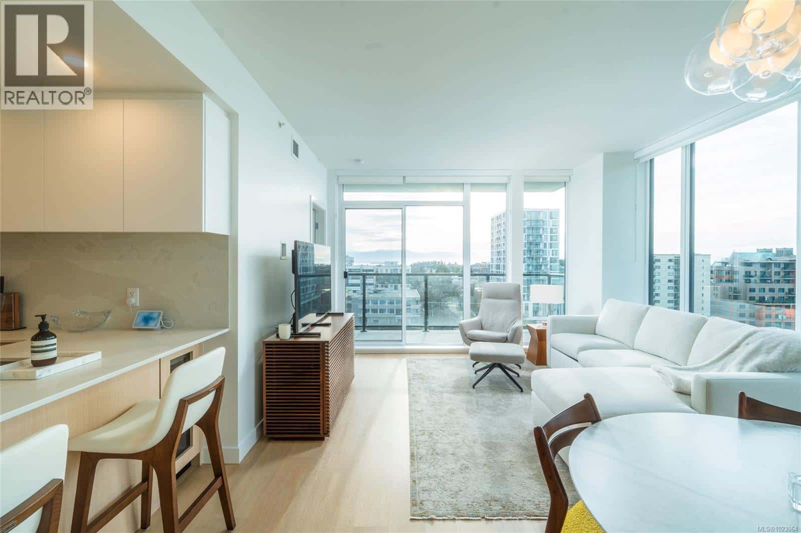 810 1100 Yates St — Victoria, British Columbia - Photo 5 of 38