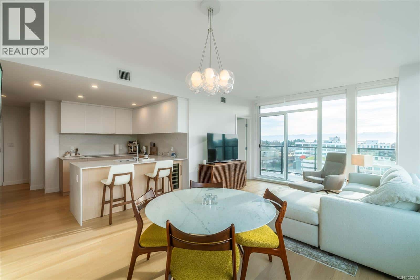 810 1100 Yates St — Victoria, British Columbia - Photo 3 of 38