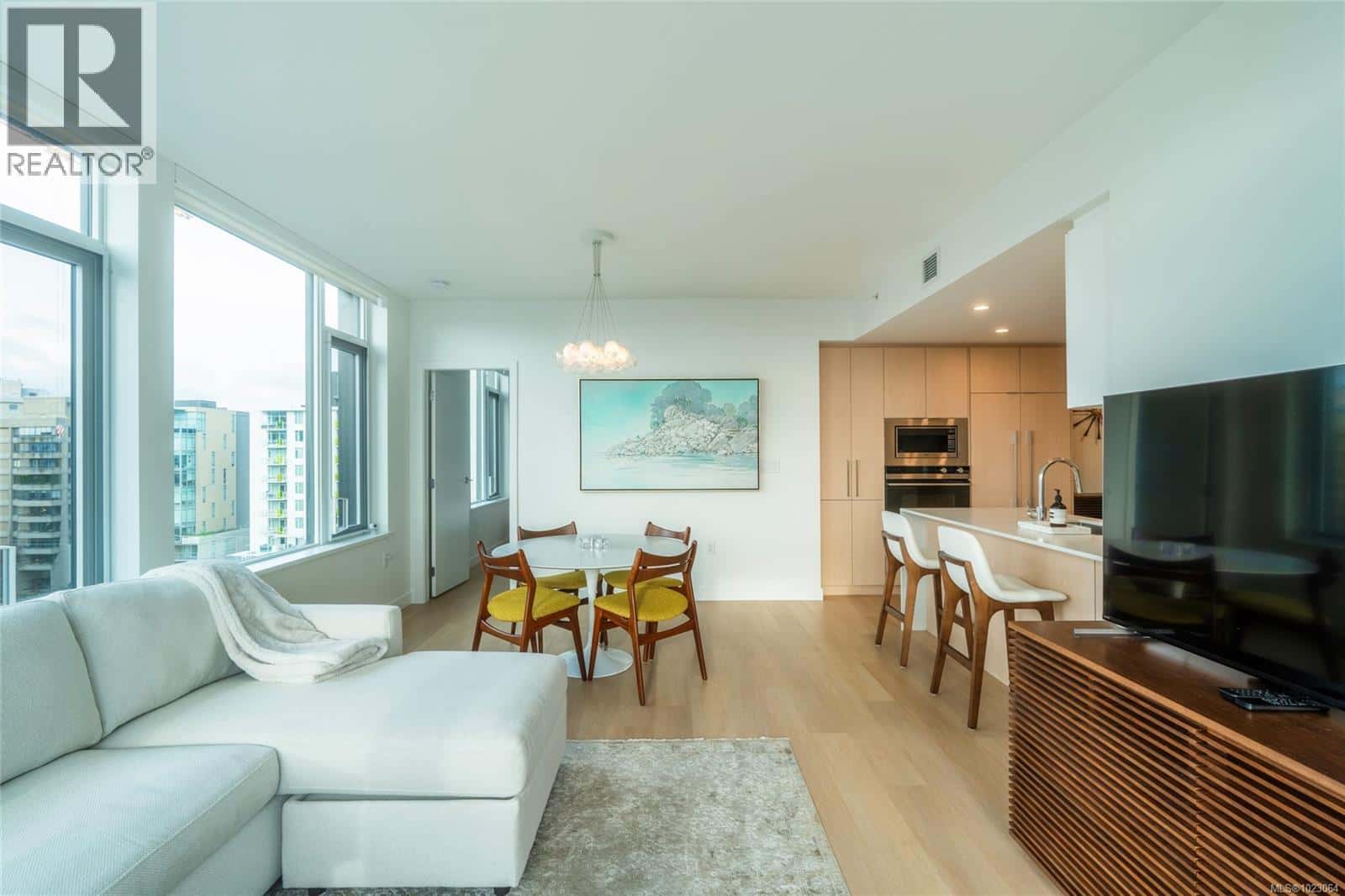 810 1100 Yates St — Victoria, British Columbia - Photo 4 of 38