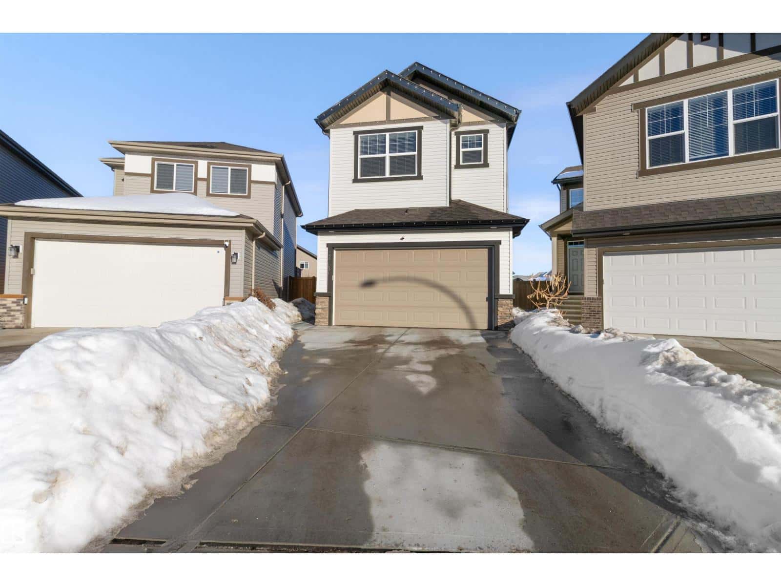 22706 95A AV NW — Edmonton, Alberta - Photo 2 of 49