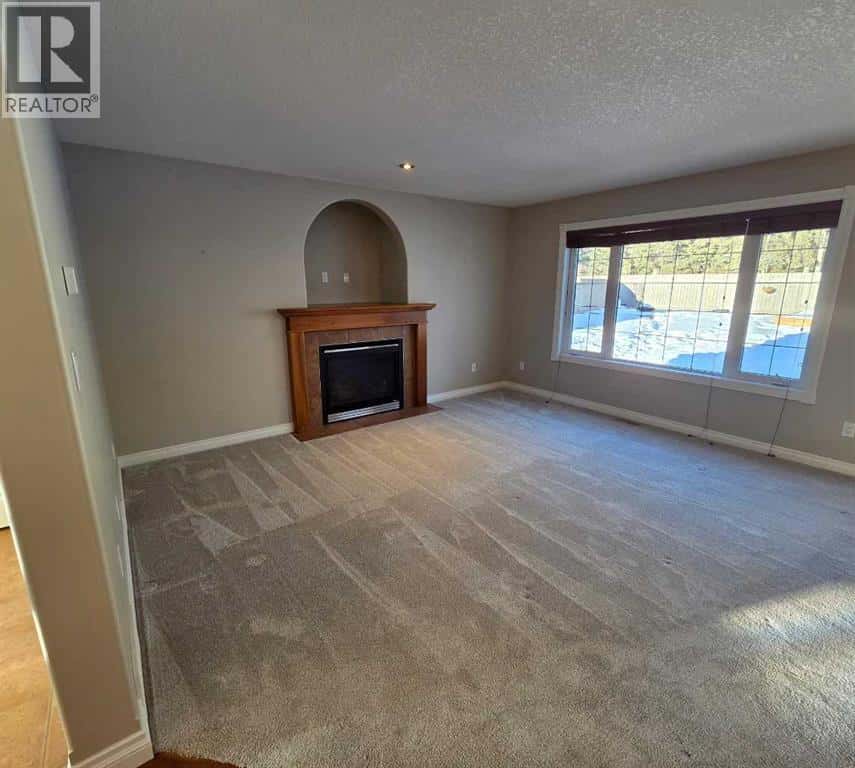 6138 11 Avenue — Edson, Alberta - Photo 5 of 50