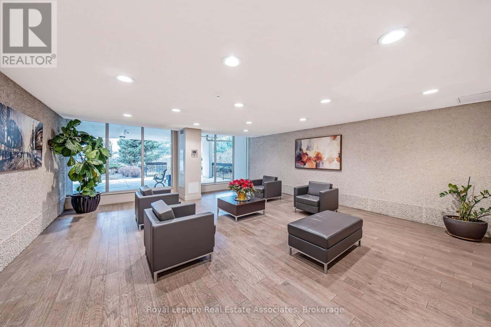 502 - 299 MILL ROAD — Toronto (Markland Wood), Ontario - Photo 2 of 28