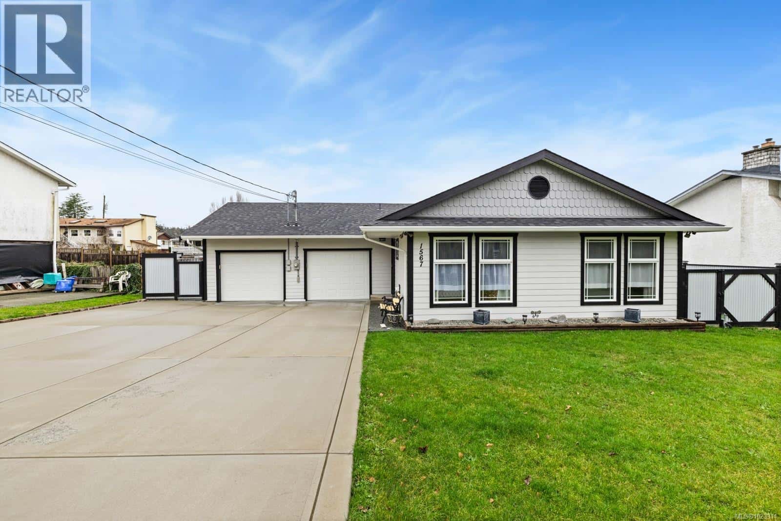 1567 Pauline St — Crofton, British Columbia - Photo 2 of 43