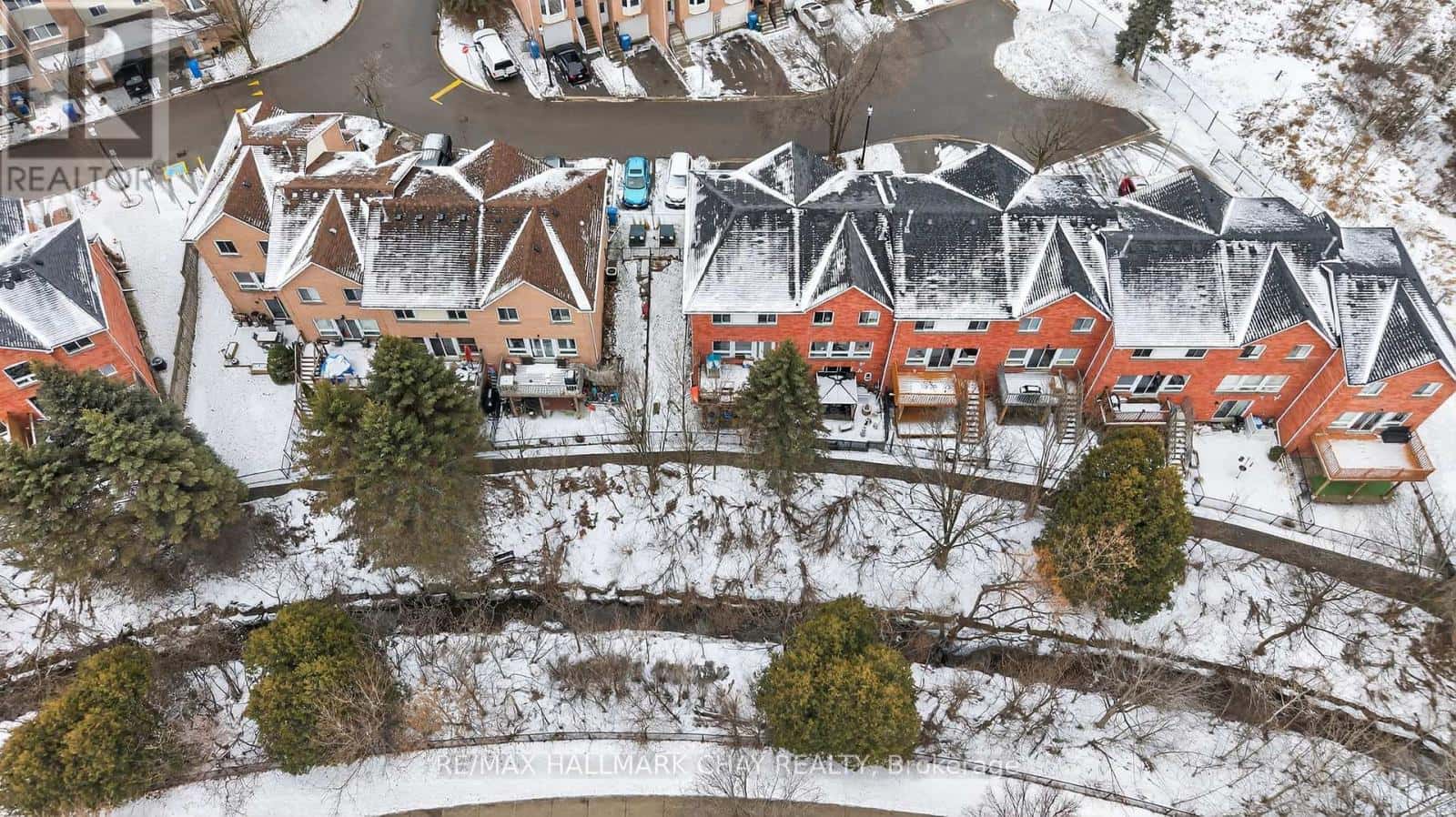 11 MCKINNON COURT — Newmarket (Gorham-College Manor), Ontario - Photo 2 of 25