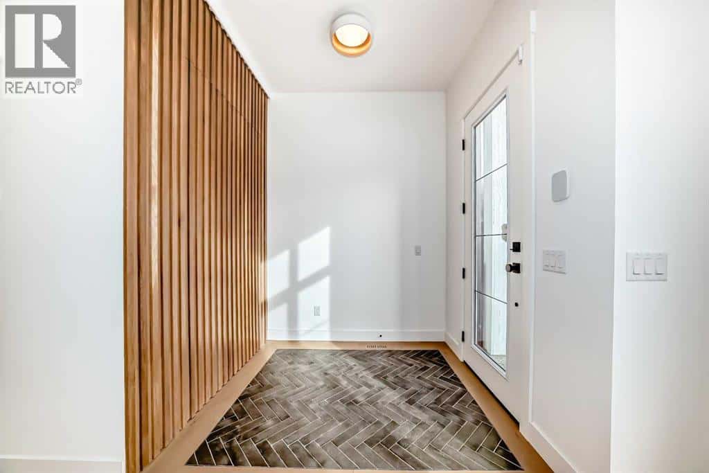 517 34A Street NW — Calgary, Alberta - Photo 4 of 43