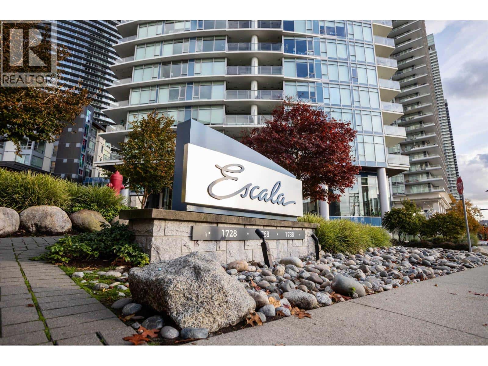 2402 1788 GILMORE AVENUE — Burnaby, British Columbia - Photo 3 of 32