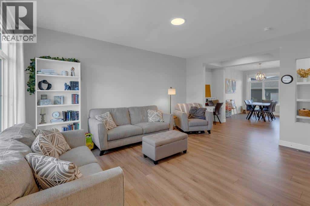 1090 Cobblestone Boulevard SW — Airdrie, Alberta - Photo 5 of 35