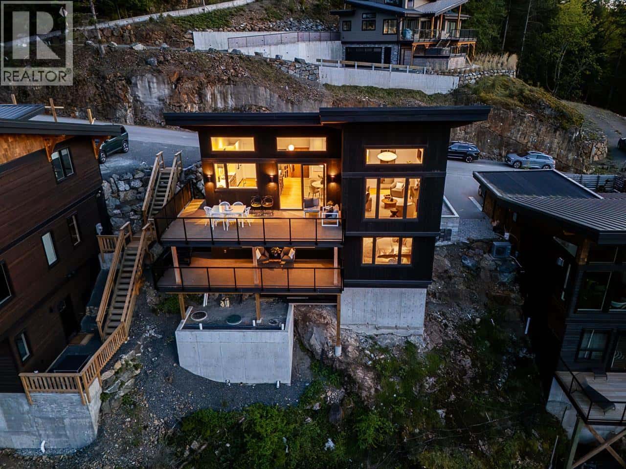 885 RIVENDELL DRIVE — Bowen Island, British Columbia - Photo 3 of 31