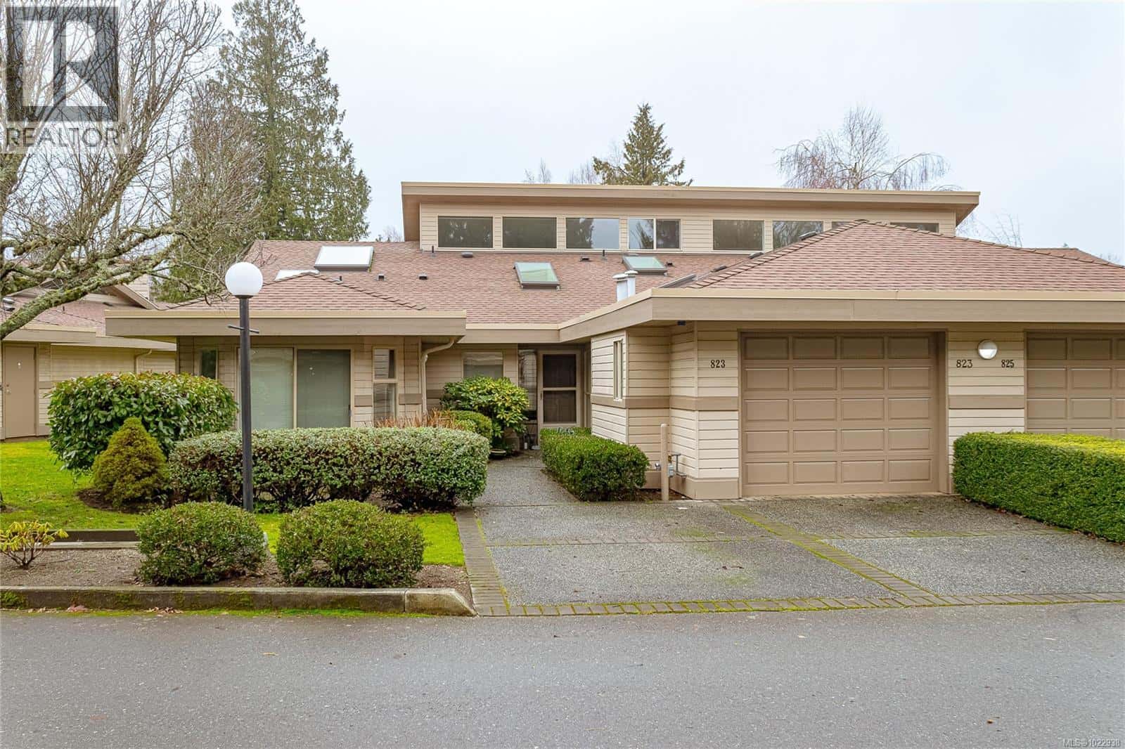 823 Lakes Blvd — Parksville, British Columbia - Photo 2 of 49