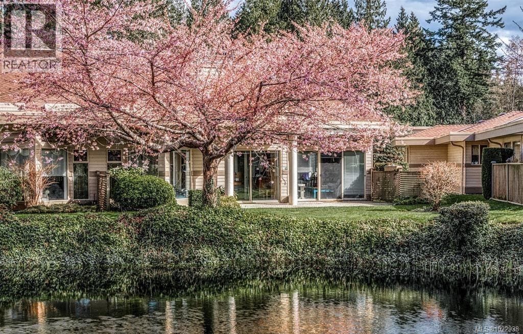 823 Lakes Blvd — Parksville, British Columbia - Main photo