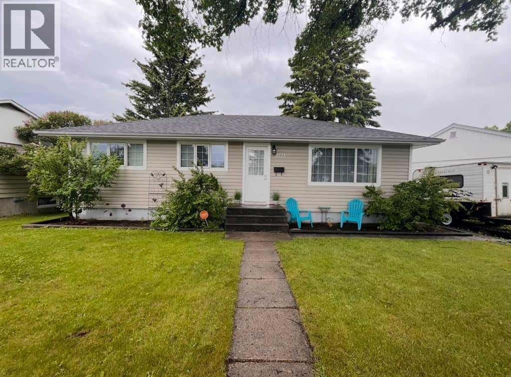 4121 38 Avenue — Red Deer, Alberta - Photo 2 of 27