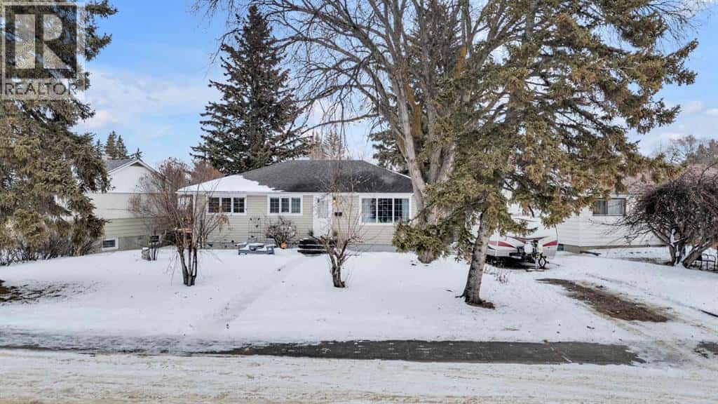 4121 38 Avenue — Red Deer, Alberta - Photo 3 of 27