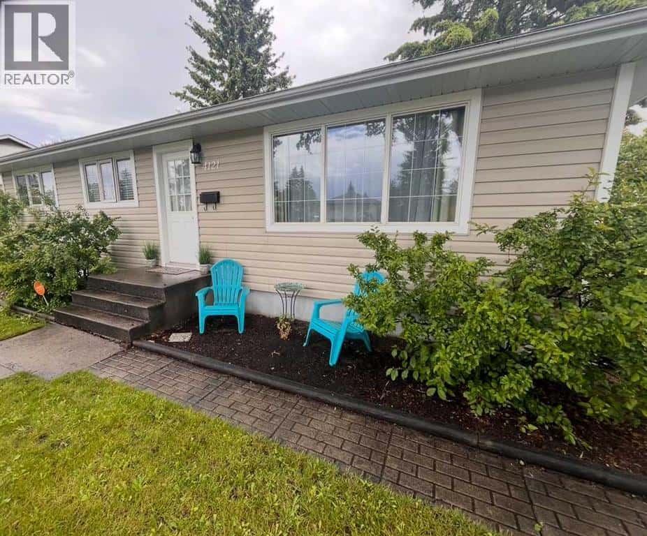 4121 38 Avenue — Red Deer, Alberta - Photo 4 of 27