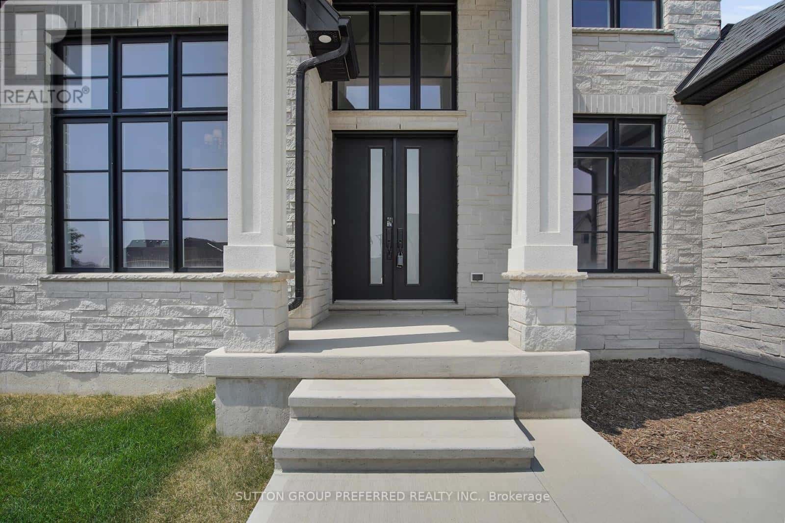 868 EAGLETRACE DRIVE — London North (North S), Ontario - Photo 3 of 50