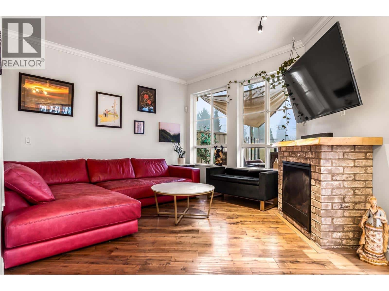 204 815 FIRST STREET — New Westminster, British Columbia - Photo 2 of 31