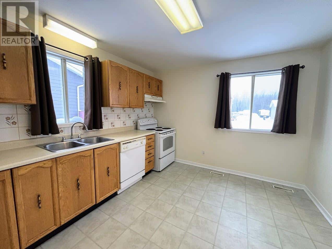 77 Matachewan RD — Manitouwadge, Ontario - Photo 2 of 42