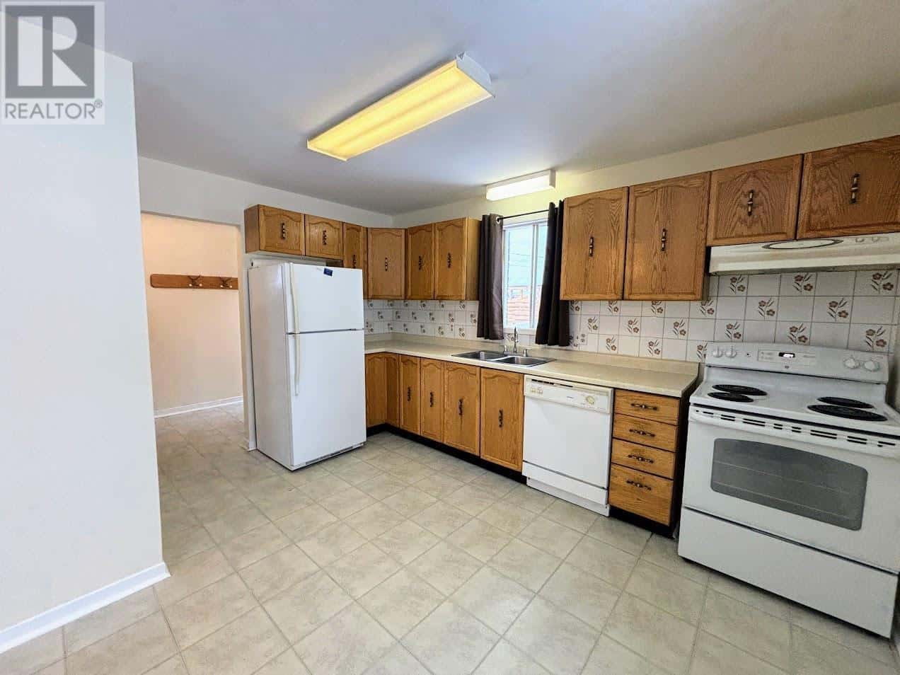 77 Matachewan RD — Manitouwadge, Ontario - Photo 3 of 42